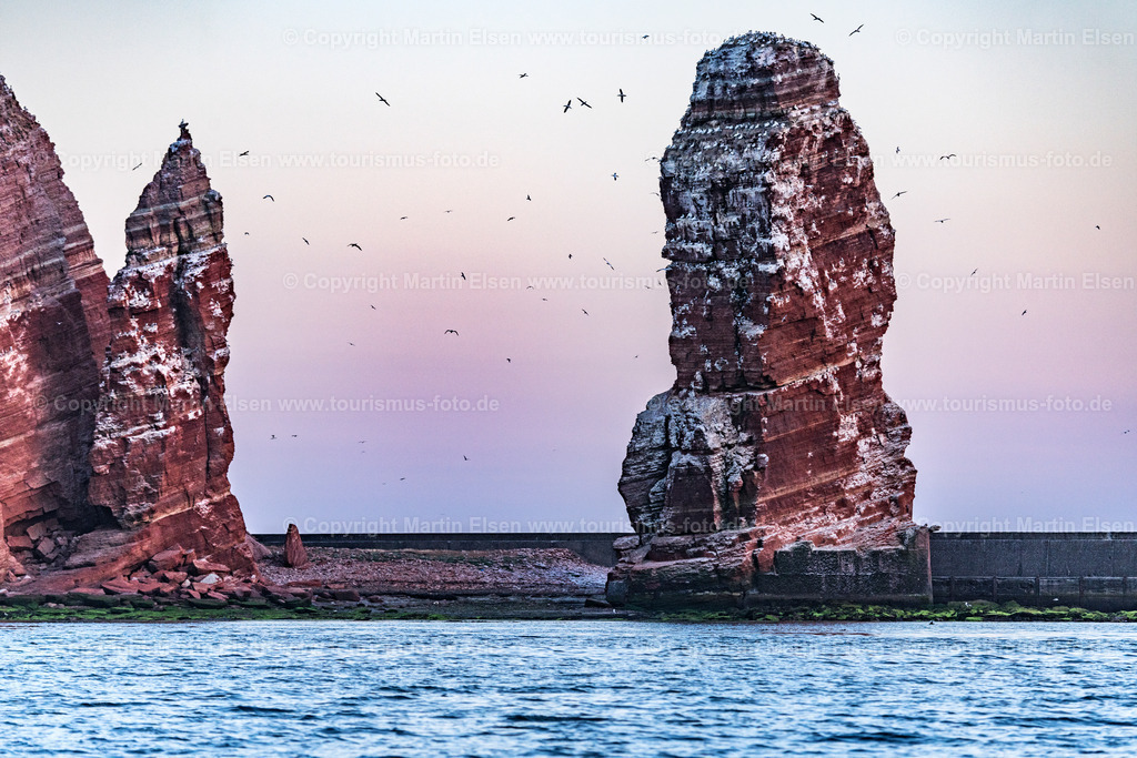 Helgoland Lange Anna_ELS_3767030818 | Helgoland - Aufnahmedatum: 03.08.2018, Aufnahmehöhe:  m, Koordinaten:  - , Bildgröße: 8256 x  5504 Pixel - Copyright 2018 by Martin Elsen, Kontakt: Tel.: +49 157 74581206, E-Mail: info@schoenes-foto.deSchlagwörter:Schleswig-Holstein,Landkreis Pinneberg,Düne,Hochseeinsel,Börteboote,Meer,Küste,Halunder,Oberland,Unterland,Strand,Seehunde,Robben,Lange Anna,Felsen,Roter Felsen,Luftbild,Luftbilder,Bastölpel - Realisiert mit Pictrs.com
