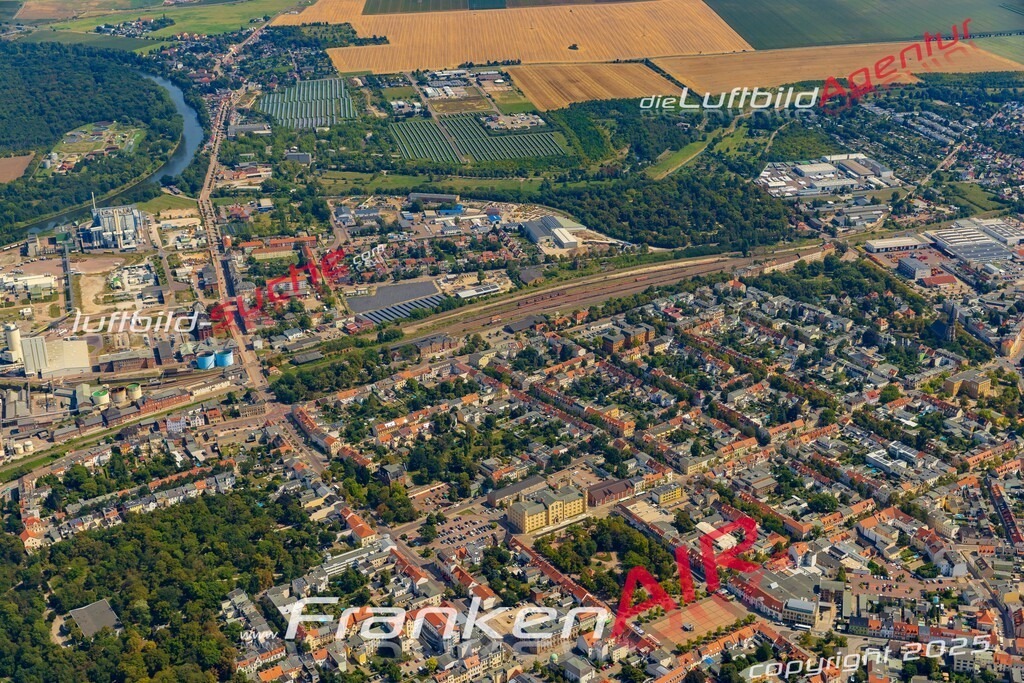 Luftbild der Stadt Bernburg - Die Luftaufnahme wurde 2025 vom UL-Flugzeug heraus erstellt ( keine Drohne ) - Hochauflösende Luftaufnahme - für professionelle Ausdrucke geeignet. Die Geschenkidee !Hier alle&nbsp;Infos zur Lizenzierung der LuftaufnahmeWir fliegen auch dieses Jahr wieder in Ihre Region um Luftbilder zu erstellen.- Luftbild anfragen