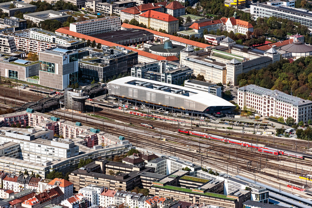 dr__0010157.jpg | MüNCHEN 18.09.2018 ZOB Omnibus- Bahnhofs- Terminal an der Verkehrsbetriebe in München im Bundesland Bayern, Deutschland. // Central Bus Station for Public Transportation in Munich in the state Bavaria, Germany. Foto: Daniel Reiter