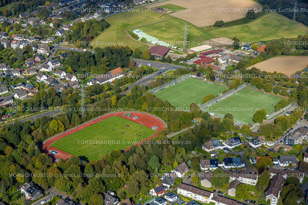 Essen241004889 | Luftbild, Bezirkssportanlage Essen-Überruhr Fußballstadion und Leichtathletikstadion, SV 1920 Teutonia Überruhr e.V., Essen Strikers Cricket Ground, Überruhr-Holthausen, Essen, Ruhrgebiet, Nordrhein-Westfalen, Deutschland