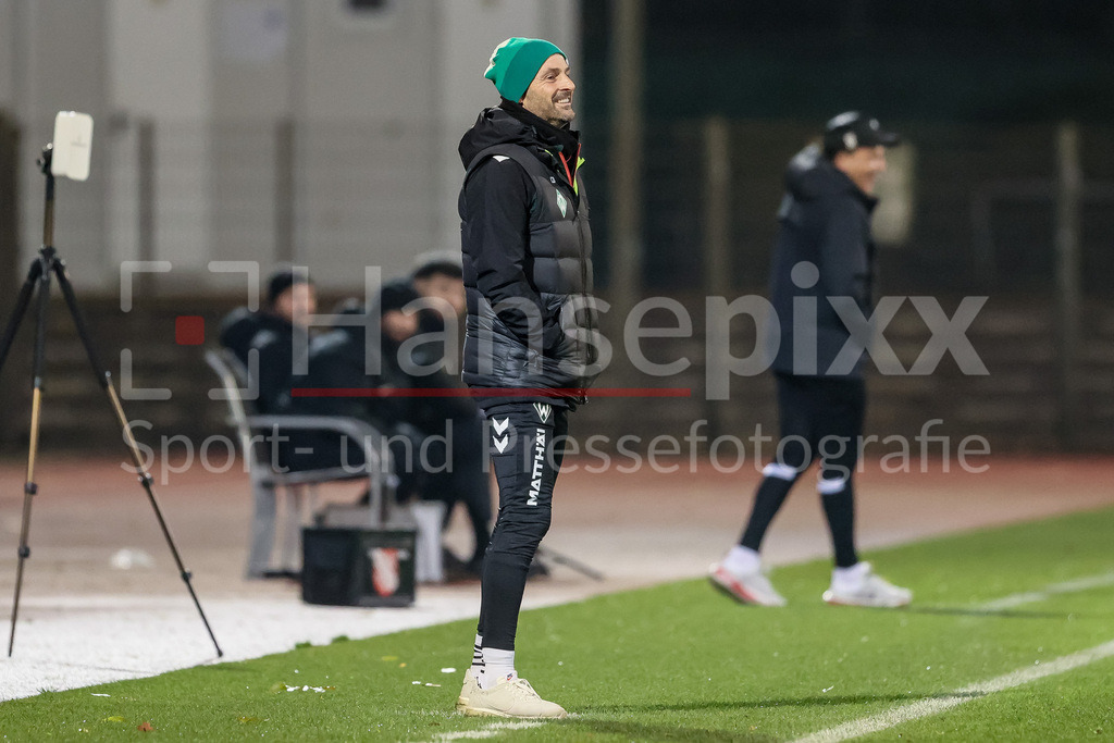 Fussball, Regionalliga Nord, SV Werder Bremen II - TSV Havelse | v.li.: Christian Brand (Trainer, SV Werder Bremen II) lächelt, lacht, freut sich, Spaß, Freude
