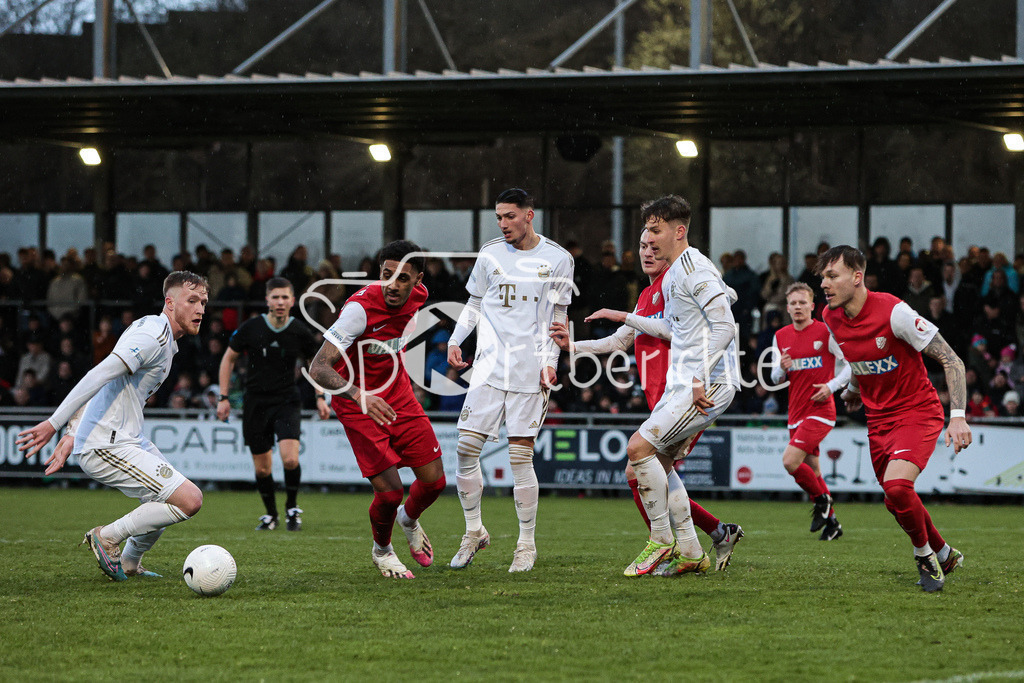 SV Heimstetten - FC Bayern Amateure | Liam MORRISON (FCB #4) und Ikenna EZEALA (SVH #33) im Duell um den Ball