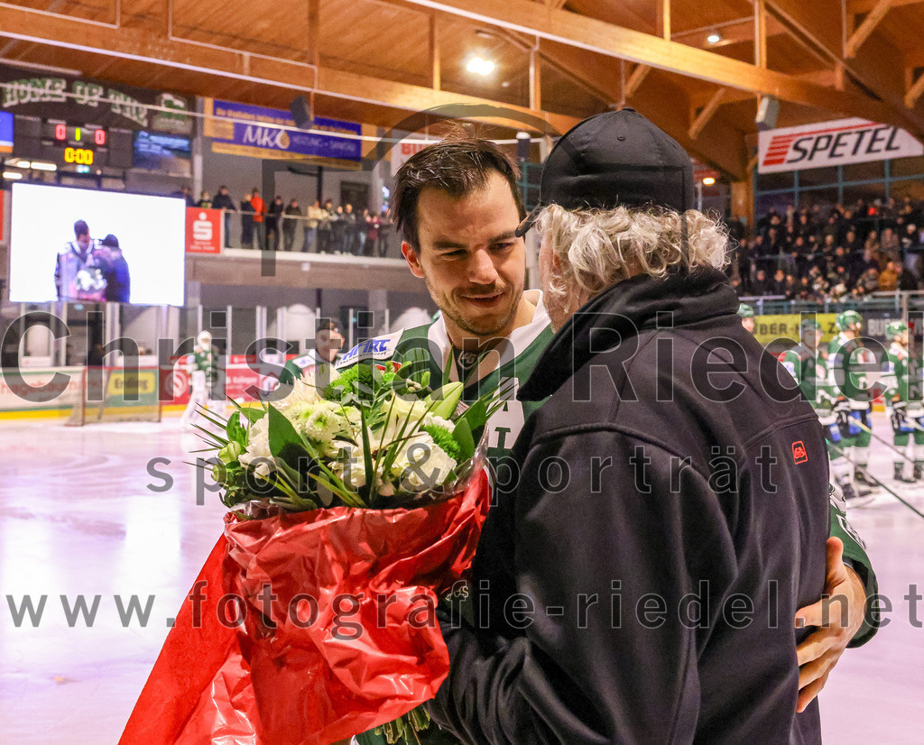 2024-02-02_004_TSV_Erding_gegen_ERSC_Amberg | Erding, Deutschland, 02.02.2024:
Eishockey, Bayernliga Vorrunde 2023 / 2024, 30. Spieltag, TSV Erding gegen ERSC Amberg, Endergebnis: 1:0

Daniel Krzizok (Erding Gladiators, #18)

Foto: Christian Riedel / fotografie-riedel.net