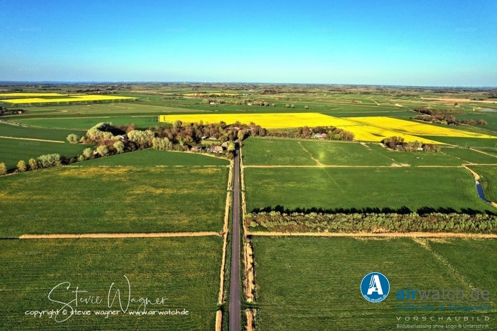 Luftbilder Tümlauer Koog  | Der Tümlauer Koog liegt zwischen dem Westerhever Leuchtturm und den Stränden von St. Peter-Ording, was ihn zu einem idealen Ausgangspunkt für Wattwanderungen macht. Die Tümlauer Bucht, in der sich der Wattsegler Hafen befindet, ist ein guter Startpunkt für solche Wanderungen, da sie bei Ebbe durchquert werden können.