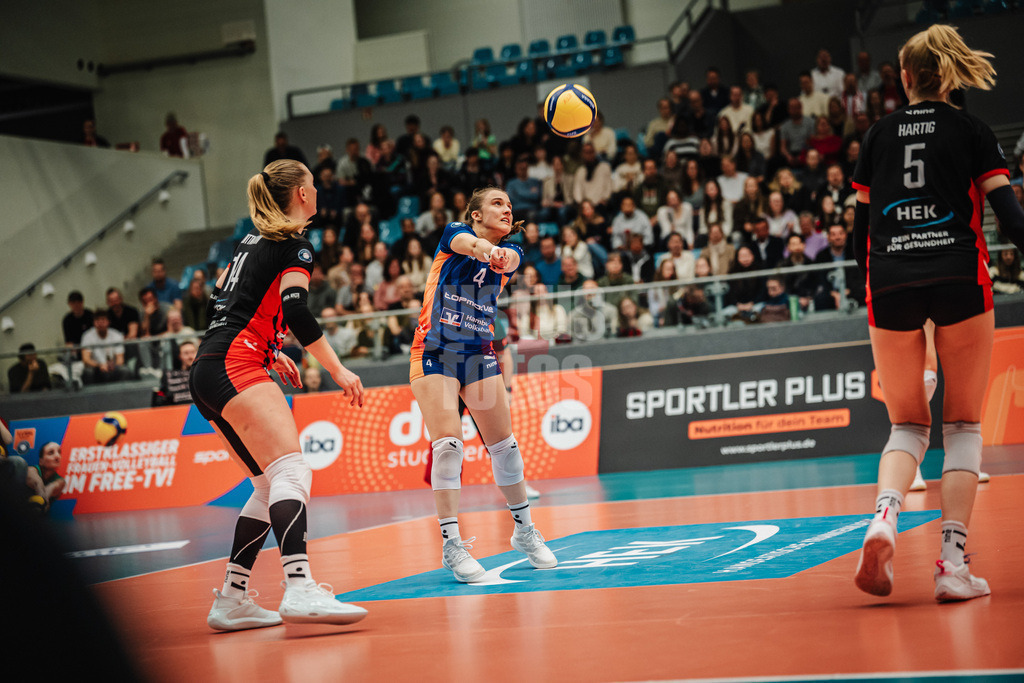 Volleyball | Frauen | Saison 2025/2026 | Volleyball Bundesliga | ETV Hamburger Volksbank Volleys vs. VC Wiesbaden | 14.03.2026 | Sarah Stiriz (#4, ETV Hamburger Volksbank Volleys) Annahme