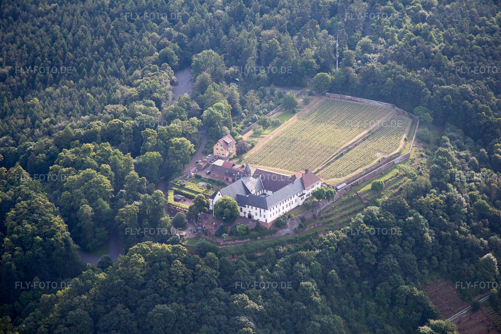 Luftbild: Gebäudekomplex des Klosters Franziskanerkloster Engelberg in Großheubach im Bundesland Bayern in Deutschland.Foto: IMG_089601.jpg vom 11.06.2016 durch Werner Riehm/FLY-FOTO.deAuflösung des Originals: 5472 x 3648 px