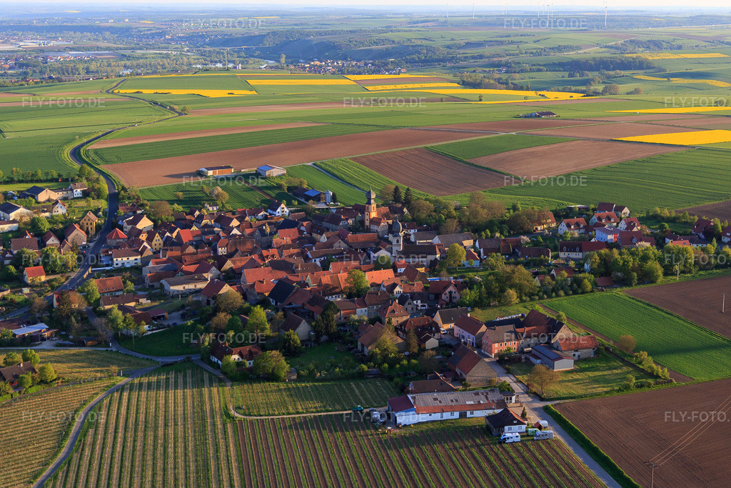 Luftbild: Ortsansicht aus Norden im Ortsteil Neuses am Berg in Dettelbach im Bundesland Bayern in Deutschland. Foto: IMG_088023.jpg vom 06.05.2016 durch Werner Riehm/FLY-FOTO.de
