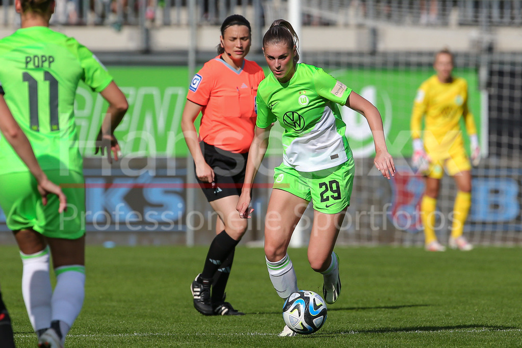 Fussball, Google Pixel Frauen-Bundesliga, VfL Wolfsburg - Bayer 04 Leverkusen | v.li.: Jule Brand (VfL Wolfsburg, 29) am Ball, Einzelbild, Ganzkörper, Aktion, Action, Spielszene, DIE DFB-RICHTLINIEN UNTERSAGEN JEGLICHE NUTZUNG VON FOTOS ALS SEQUENZBILDER UND/ODER VIDEOÄHNLICHE FOTOSTRECKEN. DFB REGULATIONS PROHIBIT ANY USE OF PHOTOGRAPHS AS IMAGE SEQUENCES AND/OR QUASI-VIDEO.