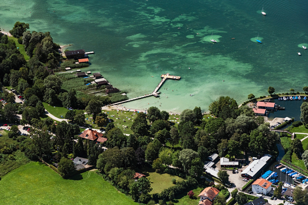 dr__0031635.jpg | STARNBERG 09.08.2019 Uferbereiche am Seegebiet des Starnberger See, Badewiese und Bootshütten in Percha in Starnberg im Bundesland Bayern, Deutschland. // Riparian areas on the lake area of Starnberger See, Badewiese and Bootshuetten in Percha in Starnberg in the state Bavaria, Germany. Foto: Daniel Reiter