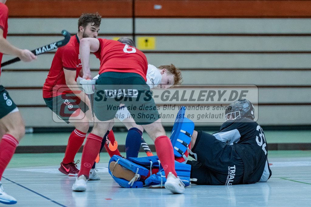 HK_20231217_107615 | 1. Bundesliga Herren Crefelder HC - Düsseldorfer HC  am 17.12.2023 Sporthalle Glockenspitz, Krefeld , Stollarz Julius ( Düsseldorfer HC #18 ) , Lasse Kille Torwart ( Crefelder HTC #32 )