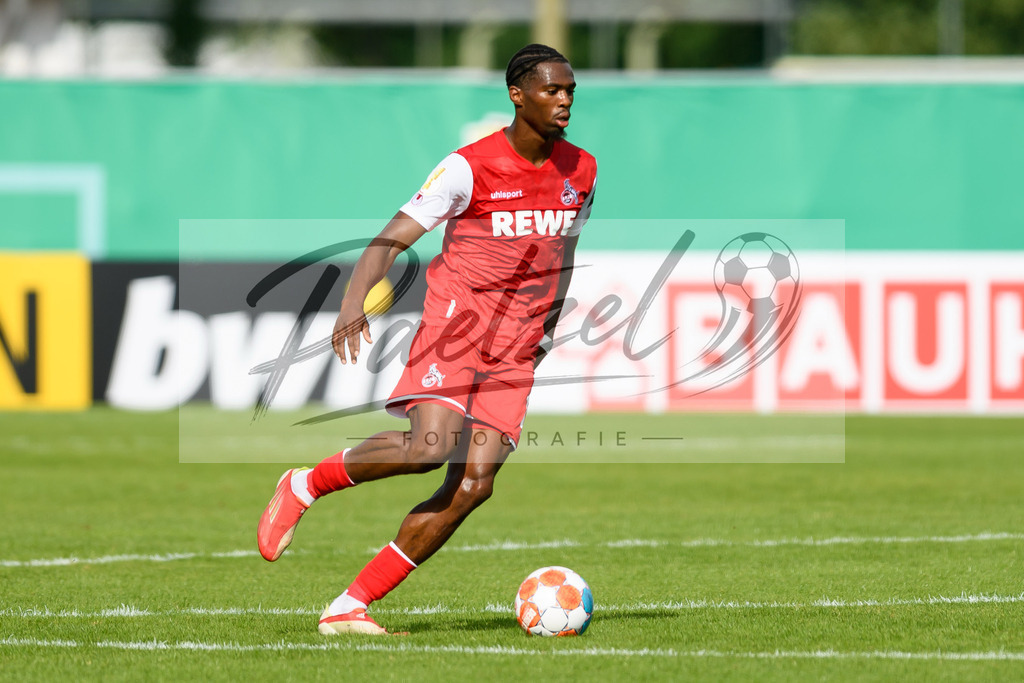 JENKOE20210808_248 | Fussball, Herren: Kingsley Ehizibue (1. FC Koeln) in Aktion, am Ball, Einzelaktion beim Spiel der 1. Runde im DFB-Pokal zwischen FC Carl Zeiss Jena und 1. FC Koeln im Ernst-Abbe-Sportfeld am 08.08.2021 in Jena, Deutschland.DFB / DFL REGULATIONS PROHIBIT ANY USE OF PHOTOGRAPHS AS IMAGE SEQUENCES AND/OR QUASI-VIDEO. - Realisiert mit Pictrs.com