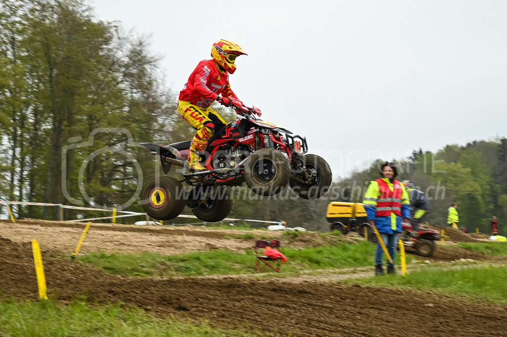 Motocross Schlatt bei Winterthur - 30. April 2023 | #1 Ferraz Joao aus Regensdorf (CH) auf Suzuki J Francing in der Kategorie Quad am Motocross Schlatt bei Winterthur, 30. April 2023. 
Instagram: @mx_schlatt | @mc_wila | @sam_schweiz
Bild: Sportfotografie Markus Aeschimann | www.markus-aeschimann.ch - Realisiert mit Pictrs.com