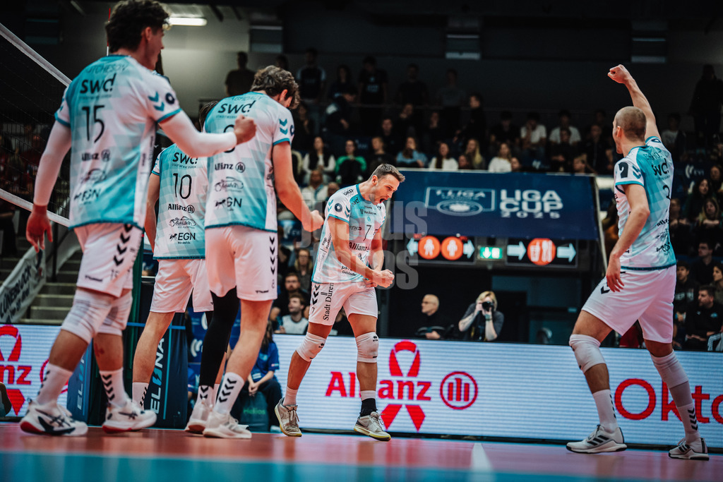 Volleyball | Herren | Saison 2025/2026 | Volleyball Ligacup | SWD powervolleys Düren vs. Energiequelle Netzhoppers KW | 12.10.2024 | Düren jubelt, in der Mitte Jordan Canham (#7, SWD powervolleys Düren)