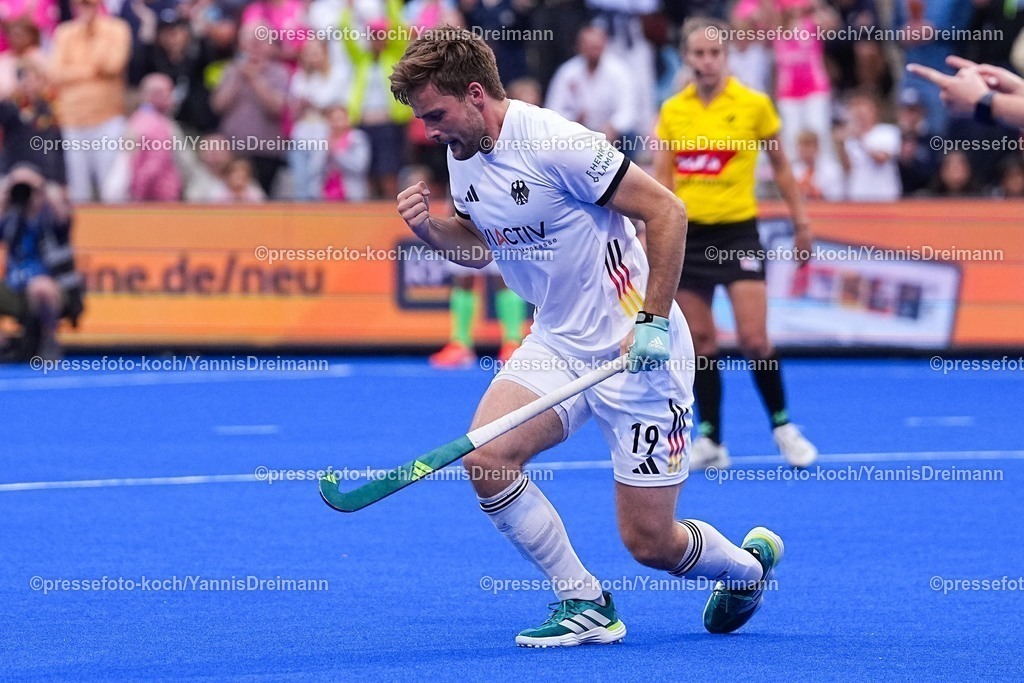 xydrx16082503071 | 16.08.2025, xydrx, Herren EuroHockey Championship 2025, Finale, Niederlande - Deutschland, Sparkassenpark Mönchengladbach: Justus Weigand (GER #19) jubelt über seinen Treffer im Penaltyschießen