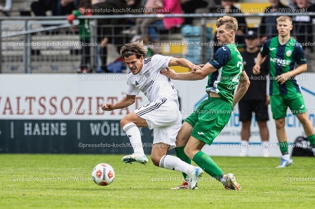 xKWI02082501028 | 02.08.2025, xkwix, Fußball, Regionalliga West, FC Gütersloh - 1. FC Bocholt, Ohlendorf Stadion im Heidewald: Luis Frieling ( FC Gütersloh #21 ) im Zweikampf gegen Jan Holldack (1.FC Bocholt #10) 