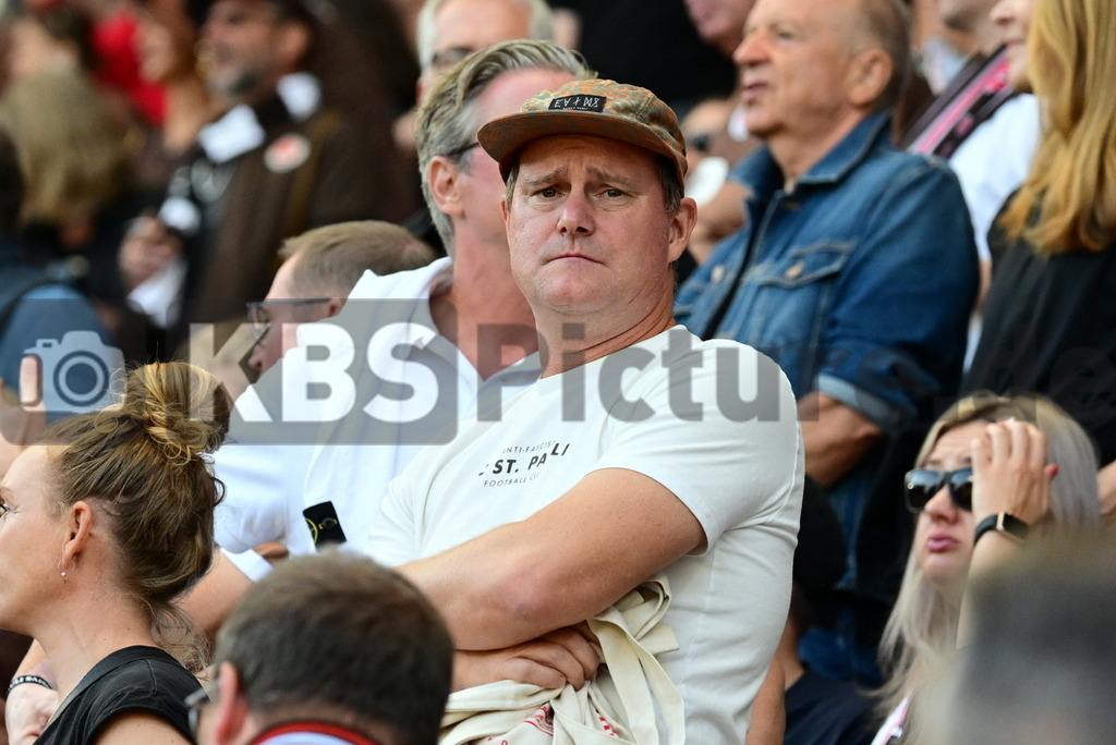 KBS Picture_FCStPauli-Heidenheim_009 | Goettlich Oke Praesident (St.Pauli) ,Sportplatz :  Millerntor Stadion, - Realisiert mit Pictrs.com