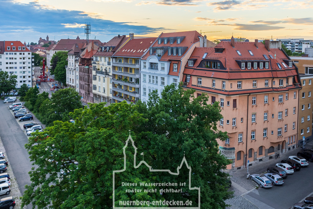 Jugenstil am Keßlerplatz in Nürnberg | Jugendstil Mietshäuser am Keßlerplatz in Nürnberg zum Sonnenuntergang. Im Hintergrund ist auch die Kaiserburg zu sehen. - Realisiert mit Pictrs.com