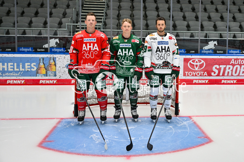Augsburger Panther 2025/26 | im Bild Cody KUNYK (Augsburger Panther #20), Florian ELIAS (Augsburger Panther #67) und Riley DAMIANI (Augsburger Panther #19) präsentieren die neuen Trikots der Augsburger Panther, Rot - Grün - Weiss / Media Day Augsburger Panther: Curt-Frenzel Stadion am 06.08.2025