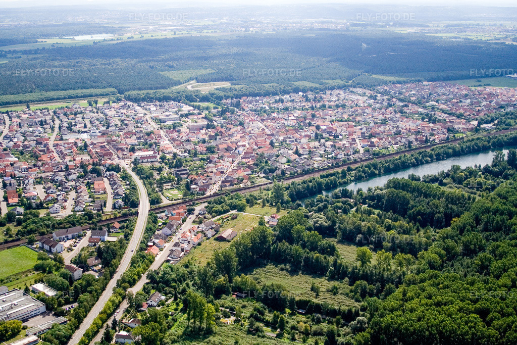 Luftbild: Huttenheimer Straße und Prestelsee im Ortsteil Neudorf in Graben-Neudorf im Bundesland Baden-Württemberg in Deutschland. Foto: IMG_12776.jpg vom 24.08.2008 durch Werner Riehm/FLY-FOTO.de