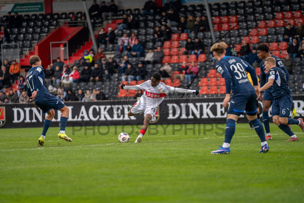 VfB Stuttgart II vs. TSG Hoffenheim II, Fussball, 3. Liga, 26. Spieltag, 15.03.2026 | Justin Diehl (VfB Stuttgart II, #26),VfB Stuttgart II vs. TSG Hoffenheim II, Fussball, 3. Liga, 26. Spieltag, 15.03.2026Foto: photosbyphips/Philip Ziegler