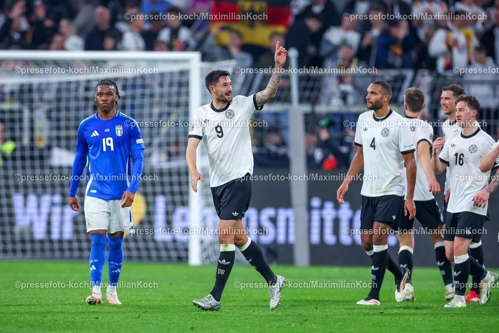 DFB23032502196 | 23.03.2025, Fußball, Viertelfinale UEFA Nations League, Deutschland - Italien, Signal Iduna Park, Saison 2024 2025: Torjubel nach dem Tor zum 3:0 durch Torschütze Tim Kleindienst (GER #09) zusammen mit Jonathan Tah (GER #04) neben dem enttäuschten Iyenoma Destiny Udogie (ITA #19) DFB regulations prohibit any use of photographs as image sequences and or quasi-video.