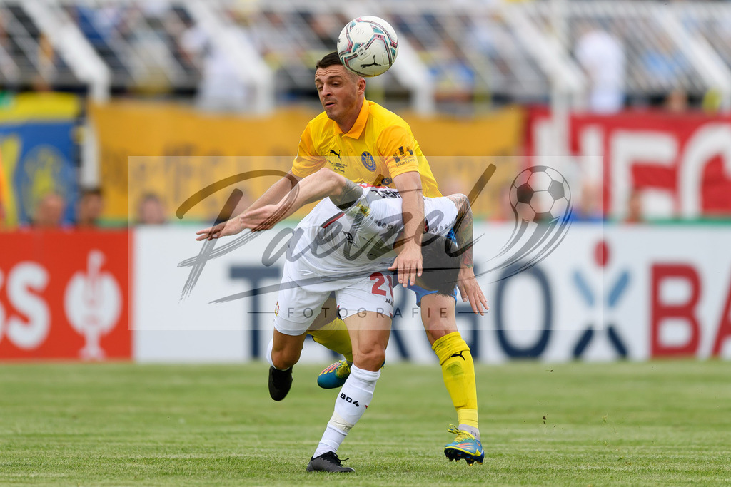 LLELEV20210807_016 | Fussball, Herren: Bogdan Rangelov (1. FC Lokomotive Leipzig) und Charles Aranguiz (Bayer 04 Leverkusen) im Zweikampf beim Spiel der 1. Runde im DFB-Pokal zwischen 1. FC Lokomotive Leipzig und Bayer 04 Leverkusen im Bruno-Plache-Stadion am 07.08.2021 in Leipzig, Deutschland.DFB / DFL REGULATIONS PROHIBIT ANY USE OF PHOTOGRAPHS AS IMAGE SEQUENCES AND/OR QUASI-VIDEO. - Realisiert mit Pictrs.com