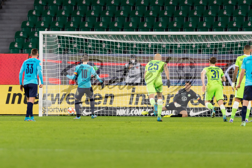 WOBFUE20220206_043 | Fussball, Herren: Branimir Hrgota (SpVgg Greuther Fuerth) erzielt das Tor zum 1:1 bei dem Spiel der 1. Bundesliga zwischen VfL Wolfsburg und SpVgg Greuther Fuerth in der Volkswagen Arena am 06.02.2022 in Wolfsburg, Deutschland.DFB / DFL REGULATIONS PROHIBIT ANY USE OF PHOTOGRAPHS AS IMAGE SEQUENCES AND/OR QUASI-VIDEO. - Realisiert mit Pictrs.com