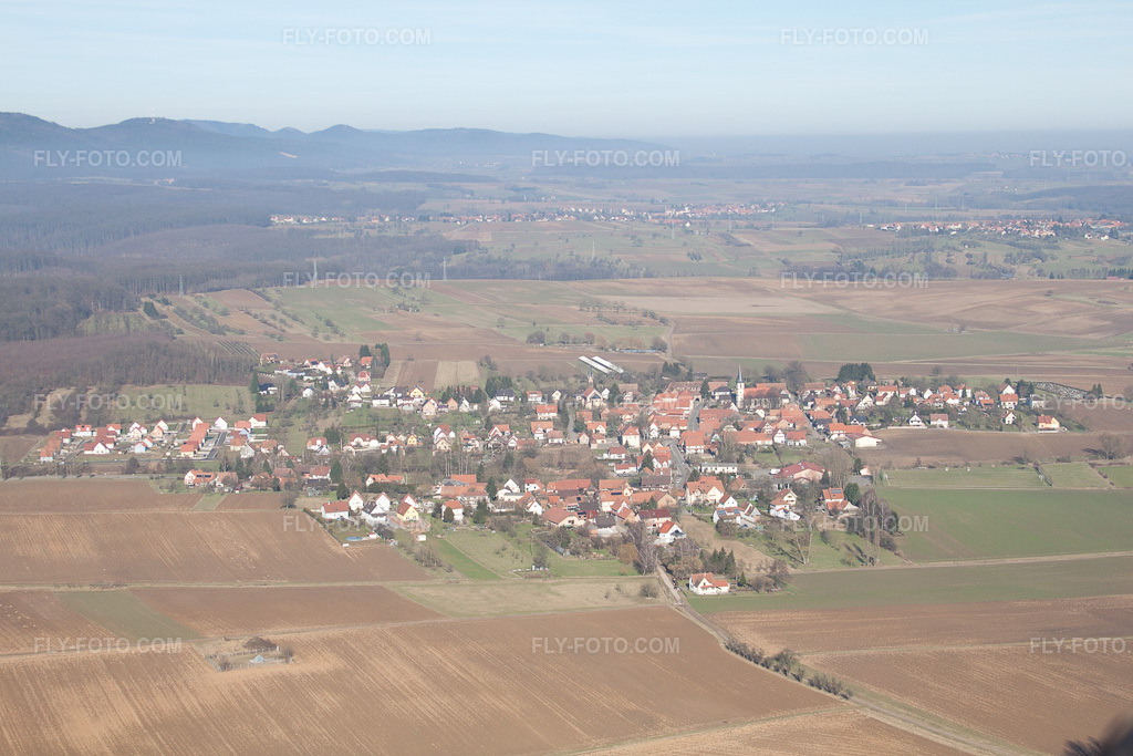 Aerial view: Kutzenhausen in Surbourg in the state Bas-Rhin, France. – Photo: IMG_37437.jpg taken on 02/07/2011 by Werner Riehm/FLY-FOTO.com – Resolution of the original: 4752 x 3168 px