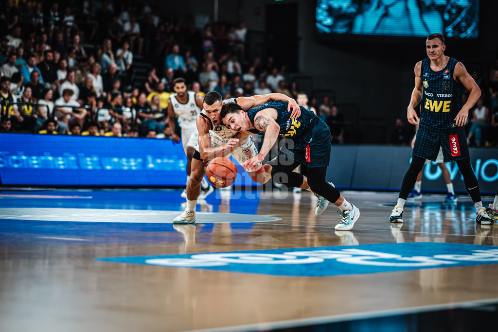 Basketball | Männer | Saison 2024/2025  | easyCredit Basketball Bundesliga | Testspiel | Veolia Towers Hamburg vs. EWE Baskets Oldenburg | 25.08.2024 | v.l. Brae Ivey (#1, Veolia Towers Hamburg) und Justin Jaworski (#11, EWE Baskets Oldenburg) kämpfen um den Ball