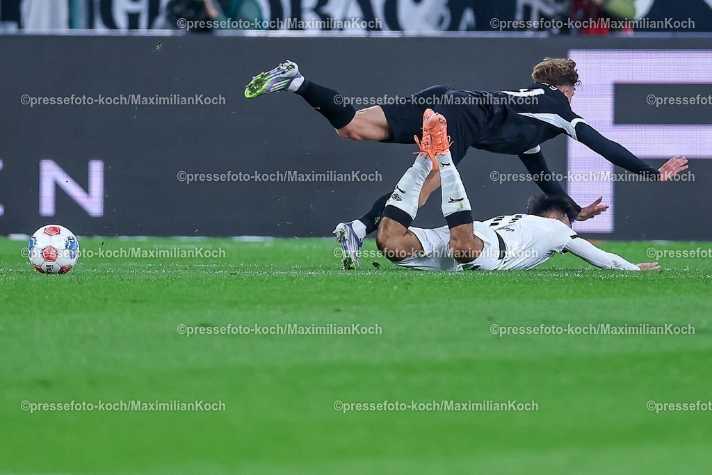 BMG05102501033 | 05.10.2025, Fußball, Borussia Mönchengladbach - SC Freiburg, 1. Fußball Bundesliga, Borussia-Park, Saison 2025 2026: Philipp Treu&nbsp;(SC Freiburg #29) im Zweikampf gegen  Jens Castrop&nbsp;(Borussia Mönchengladbach #17) Foul Foulspiel DFB regulations prohibit any use of photographs as image sequences and or quasi-video.