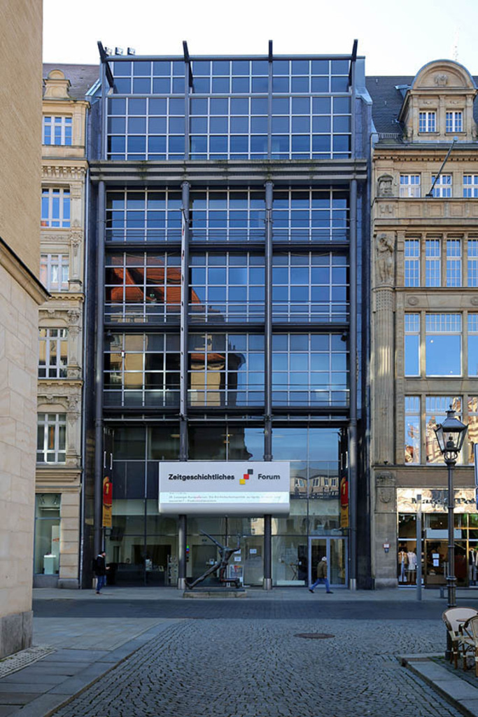 Zeitgeschichtliches Forum Leipzig - Blick vom Naschmarkt | Entdecke über 20 Kategorien Leipzig-Motive: Foto-Downloads, hochwertige Poster, Leinwand- & Fine-Art-Prints. Jetzt Lieblingsfoto im Bildlexikon Leipzig Shop bestellen!