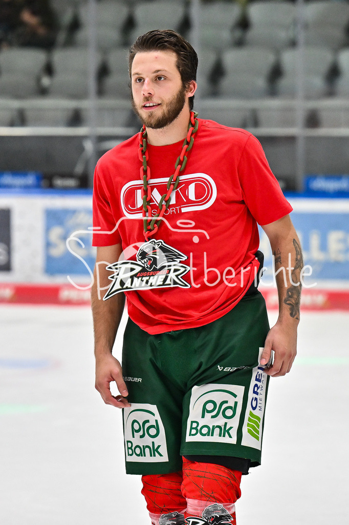 Augsburger Panther - Kölner Haie | Glückliche Augsburger Panther feiern den Heimsieg gegen Köln mit den heimischen Fans / DEL: Augsburger Panther - Kölner Haie; Curt Frenzel Stadion am 26.09.2025 / Riley DAMIANI (Augsburger Panther #19) / Einzelfoto / Freisteller