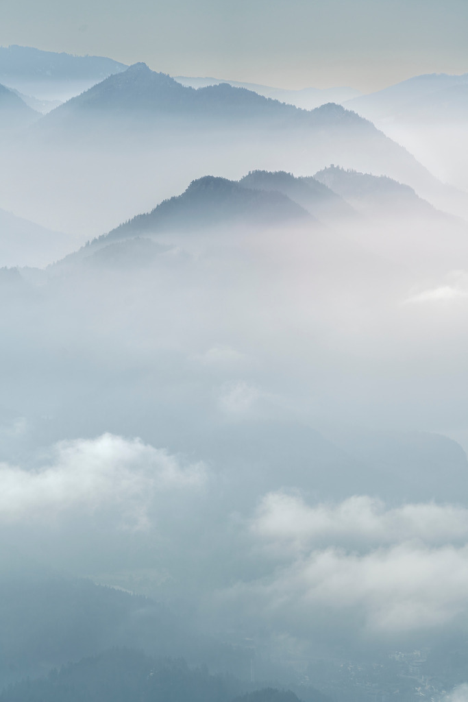 Allgäu Wandbild -  Berge im Nebelmeer | Dieses Bild konnte ich an einem der mittlerweile zahlreichen Tagen mit Saharastaub aufnehmen. Wenn Ihr den rechten der drei Hügelspitzen genau anschaut, seht Ihr die Burgruine Falkenstein bei Pfronten. 