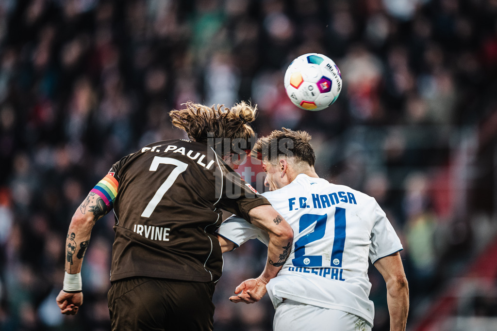 Fußball | Männer | Saison 2023/2024 | 2. Fußball-Bundesliga | 31. Spieltag | FC St. Pauli vs. FC Hansa Rostock | 26.04.2024 | Kopfballduell zwischen Jackson Irvine (#7, FC St. Pauli) und Alexander Rossipal (#21, FC Hansa Rostock)