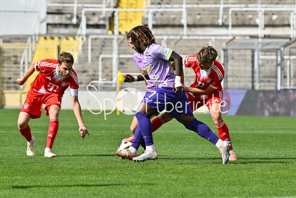 FC Bayern Amateure - FC Würzburger Kickers | v. l. Benno SCHMITZ (FC Bayern Muenchen II 6), Pedro Narciso MUTEBA (Würzburger Kickers 37) und Guido Della ROVERE (FC Bayern Muenchen II 10) / Zweikampf / Regionalliga Bayern: FC Bayern Amateure - FC Würzburger Kickers; Grünwalder Stadion am 27.09.2025