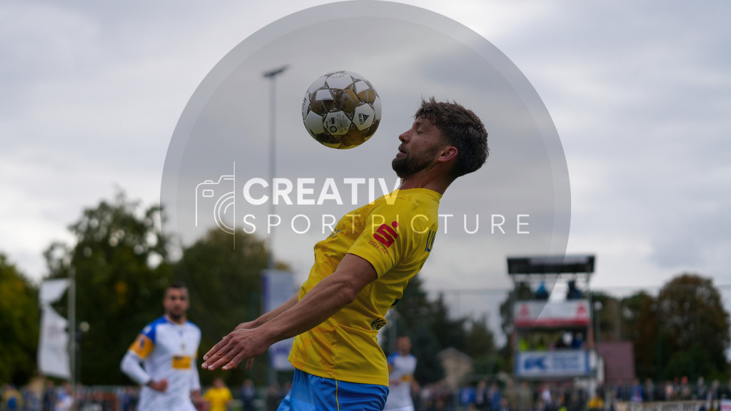 Fußball, Herren, Saison 2025/2026, Regionalliga Nordost, 11. Spieltag, FSV 63 Luckenwalde vs. FC Carl-Zeiss Jena, Samstag 05.10.2025, Werner-Seelenbinder-Stadion Luckenwalde, | Fußball, Herren, Saison 2025/2026, Regionalliga Nordost, 11. Spieltag, FSV 63 Luckenwalde vs. FC Carl-Zeiss Jena, Samstag 05.10.2025, Werner-Seelenbinder-Stadion Luckenwalde, Im Bild: Clemens Koplin (Luckenwalde) - Realisiert mit Pictrs.com