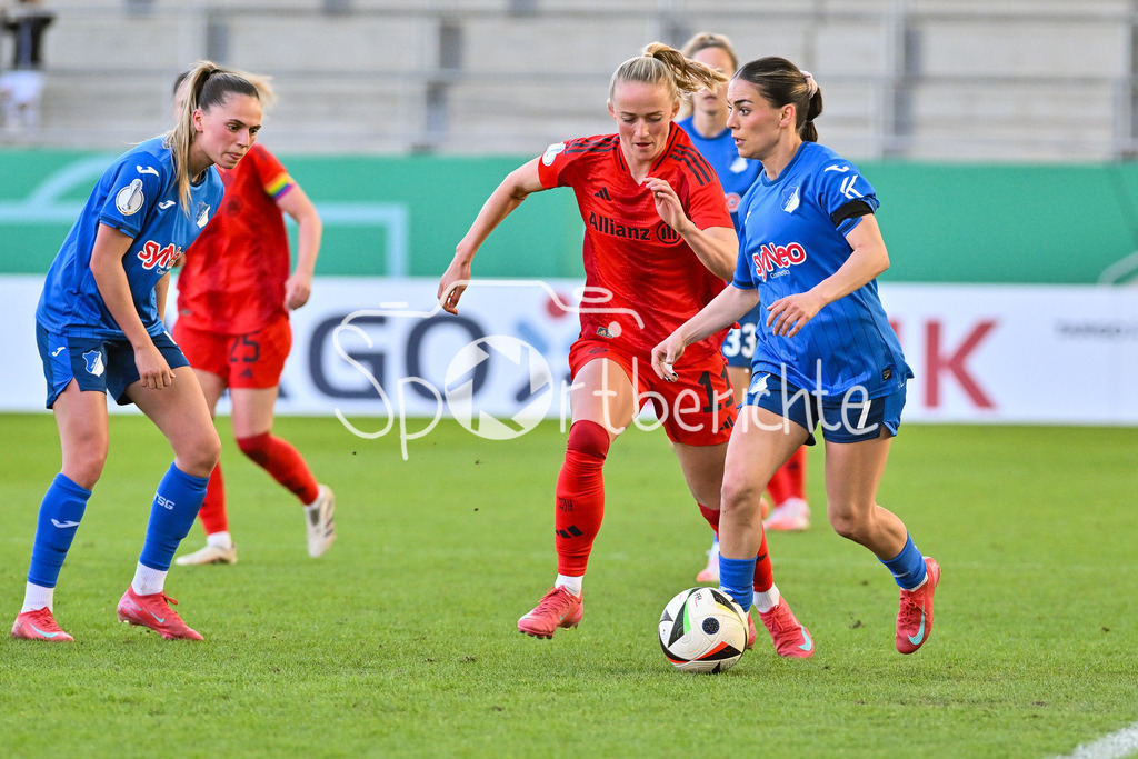 FC Bayern München - TSG 1899 Hoffenheim | Im Duell Lea SCHUELLER (FCB #11) und Ereleta MEMETI (TSG Hoffenheim Frauen 7) / Zweikampf / Frauen DFB Pokal: FC Bayern Muenchen - TSG 1899 Hoffenheim, FC Bayern Campus am 22.03.2025