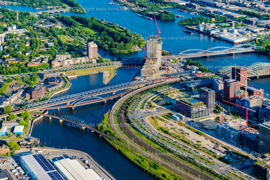 Hamburg_Baakenhafen_Elbtower_Elbbrücken_Hafencity_ELS_8312160625 | HAMBURG 20.06.2025 Baustelle zum Neubau des Hochhaus- Gebäudekomplexes " Elbtower " an der Zweibrückenstraße zwischen Oberhafenkanal und Norderelbe im Ortsteil HafenCity in Hamburg, Deutschland. Weiterführende Informationen bei: Adolf Lupp GmbH + Co KG,  Akustik-Ingenieurbüro Moll GmbH,  BTB Betontechnik GmbH,  David Chipperfield Architects - Gesellschaft von Architekten mbH,  Ed. Züblin AG,  Implenia AG,  LV Baumanagement AG,  NOBU HOTELS CORPORATE OFFICE,  SIGNA HOLDING GMBH. // Construction site for new high-rise building complex " Elbtower " on Zweibrueckenstrasse between Oberhafenkanal and Norderelbe in the district HafenCity in Hamburg, Germany. Further information at: Adolf Lupp GmbH + Co KG,  Akustik-Ingenieurbuero Moll GmbH,  BTB Betontechnik GmbH,  David Chipperfield Architects - Gesellschaft von Architekten mbH,  Ed. Zueblin AG,  Implenia AG,  LV Baumanagement AG,  NOBU HOTELS CORPORATE OFFICE,  SIGNA HOLDING GMBH. Foto: Martin Elsen