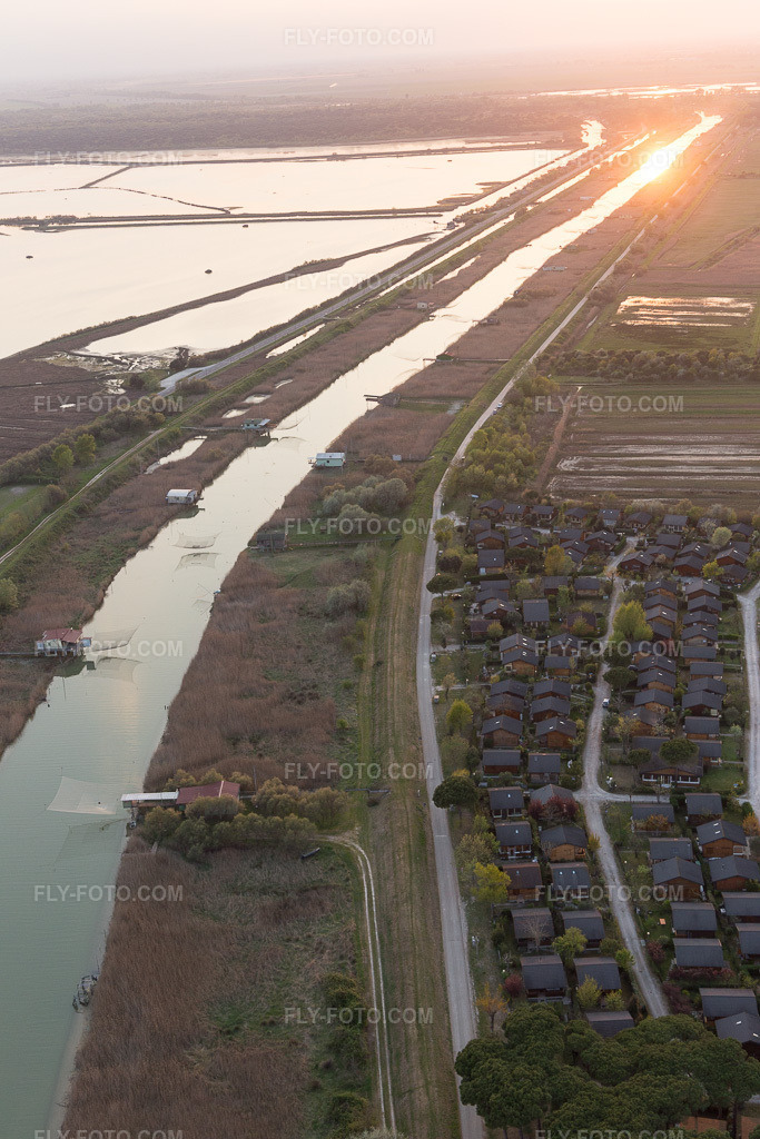 Aerial view: View of the town in Marina Romea in the state Emilia Romagna, Italy. – Photo: IMG_098545.jpg taken on 04/05/2017 by Werner Riehm/FLY-FOTO.com – Resolution of the original: 3648 x 5472 px