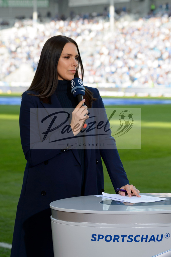 FCMFCK20210904_096 | Fussball, Herren: Sportschau-Moderatorin Esther Sedlaczek schaut beim Spiel der 3. Liga zwischen 1. FC Magdeburg und 1. FC Kaiserslautern in der MDCC-Arena am 04.09.2021 in Magdeburg, Deutschland.DFB / DFL REGULATIONS PROHIBIT ANY USE OF PHOTOGRAPHS AS IMAGE SEQUENCES AND/OR QUASI-VIDEO. - Realisiert mit Pictrs.com