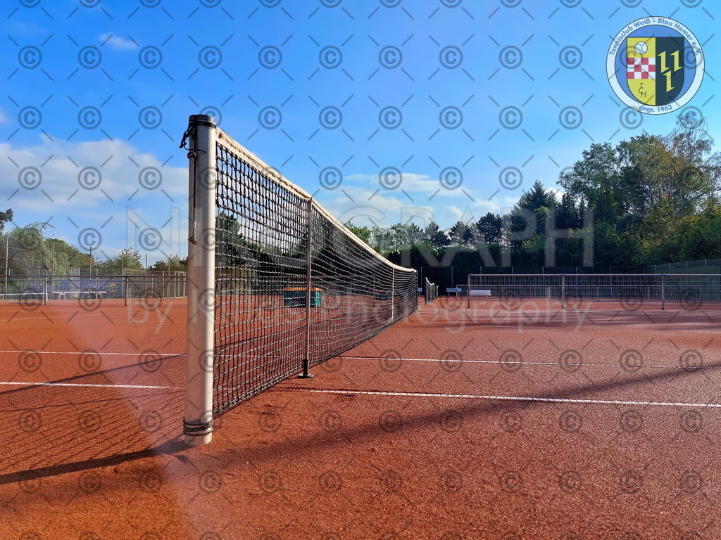 Tennisplatz | Ein Tennisplatz unter dem blauen Himmel.