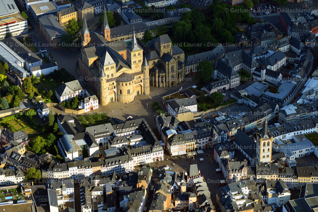 3291006 | Die Hohe Domkirche St. Peter zu Trier ist die älteste Bischofskirche Deutschlands und die Mutterkirche des Bistums Trier