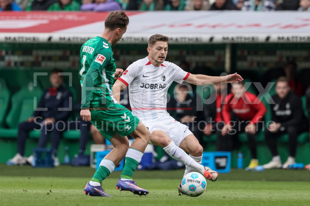 Fussball, Bundesliga, SV Werder Bremen - SC Freiburg | v.li.: Olivier Deman (SV Werder Bremen, 2) und Florent Muslija (SC Freiburg, 23) im Zweikampf, Duell, Dynamik, Aktion, Action, Spielszene, DIE DFL-RICHTLINIEN UNTERSAGEN JEGLICHE NUTZUNG VON FOTOS ALS SEQUENZBILDER UND/ODER VIDEOÄHNLICHE FOTOSTRECKEN. DFL REGULATIONS PROHIBIT ANY USE OF PHOTOGRAPHS AS IMAGE SEQUENCES AND/OR QUASI-VIDEO.