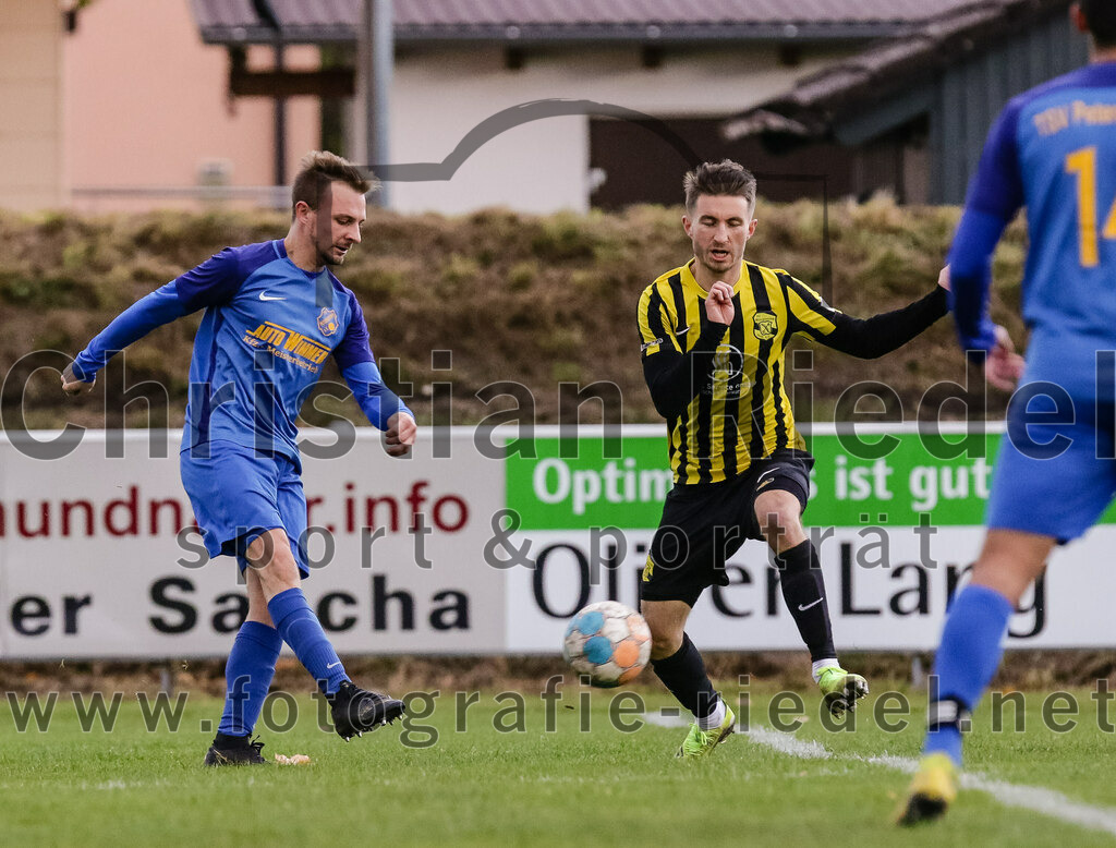 2023-11-11_035_FC_Moosinning_gegen_TSV_Peterskirchen | Moosinning, Deutschland, 11.11.2023:
Fußball, Bezirksliga Oberbayern Ost 2023 / 2024, 17. Spieltag, FC Moosinning gegen TSV Peterskirchen, Endergebnis: 5:0

Daniel Ortner (TSV Peterskirchen, #15), Maximilian Lechner (FC Moosinning, #11)

Foto: Christian Riedel / fotografie-riedel.net