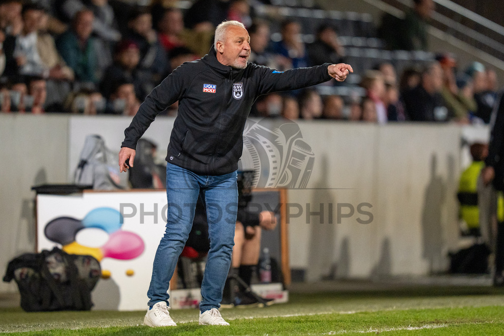 VfB Stuttgart II vs. SSV Ulm 1846 Fussball, Fussball, 3. Liga, 32. Spieltag, 08.04.2026 | Pavel Dotchev (Trainer SSV Ulm 1846 Fussball) gibt Anweisungen,VfB Stuttgart II vs. SSV Ulm 1846 Fussball, Fussball, 3. Liga, 32. Spieltag, 08.04.2026DFB regulations prohibit any use of photographs as image sequences and/or quasi-video