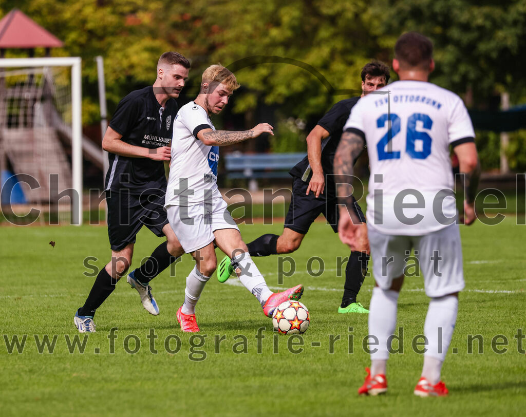 2023-09-03_091_SV_Anzing_gegen_TSV_Ottobrunn | Anzing, Deutschland, 03.09.2023:
Fußball, Kreisliga 2023 / 2024, Testspiel, 3. Spieltag, Endergebnis: 3:0

Gabriel Thul (SV Anzing, #14), Michael Kapeller (TSV Ottobrunn, #18), Kilian Blumberg (SV Anzing, #8)

Foto: Christian Riedel / fotografie-riedel.net