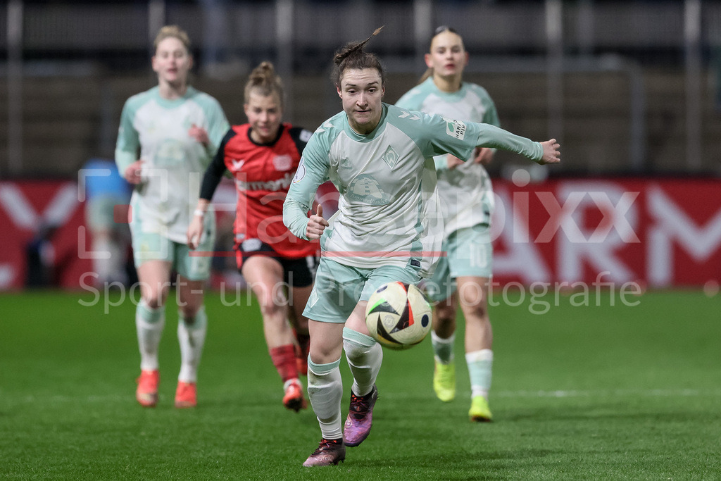 Fussball, DFB-Pokal Frauen, Bayer 04 Leverkusen - SV Werder Bremen | v.li.: Sophie Weidauer (SV Werder Bremen, 9) am Ball, Einzelbild, Ganzkörper, Aktion, Action, Spielszene, DIE DFB-RICHTLINIEN UNTERSAGEN JEGLICHE NUTZUNG VON FOTOS ALS SEQUENZBILDER UND/ODER VIDEOÄHNLICHE FOTOSTRECKEN. DFB REGULATIONS PROHIBIT ANY USE OF PHOTOGRAPHS AS IMAGE SEQUENCES AND/OR QUASI-VIDEO.