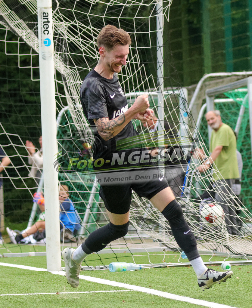BV Stift Quernheim - TuS Dielingen | Auf dem Bild zu sehen: schwarz BV Stift Quernheim: Patrick Höke (2:0)   BV Stift Quernheim, TuS Dielingen, Saison 26/27, Bezirksliga, Stift Quernheim, Deutschland - Realisiert mit Pictrs.com