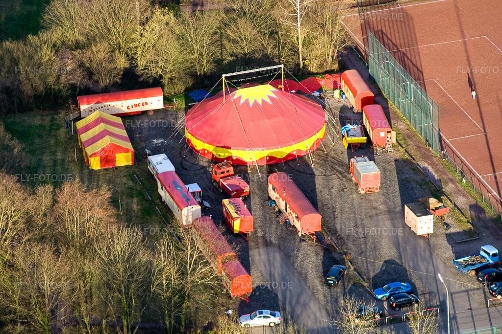 Luftbild: Circus Weisheit am Sportplatz in Kandel im Bundesland Rheinland-Pfalz in Deutschland. Foto: IMG_9820.jpg vom 18.03.2008 durch Werner Riehm/FLY-FOTO.de