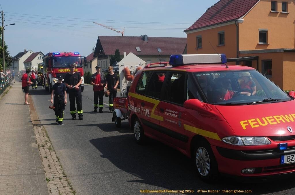 Geißmannsdorf-2026-Festumzug-204 | Festumzug in Geißmannsdorf bei Bischofswerda im Juni 2026. Fotografische Eindrücke und Momentaufnahmen vom Festumzug anläßlich des 800-jährigen Bestehens von Geißmannsdorf - mit Teilnehmern und Gästen, Strohpuppen und geschmückten Vorgärten und Grundstücken - Realisiert mit Pictrs.com